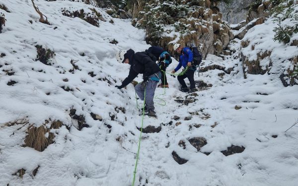 Doi turiști, salvați de jandarmii montani din Piatra Craiului