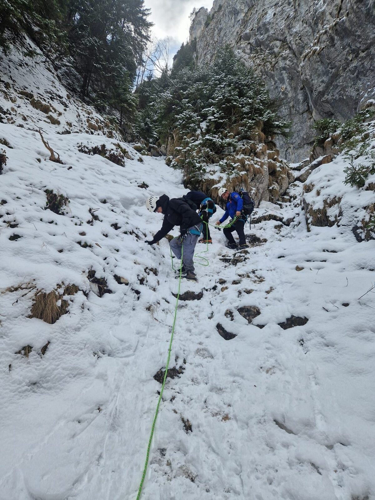 Doi turiști, salvați de jandarmii montani din Piatra Craiului