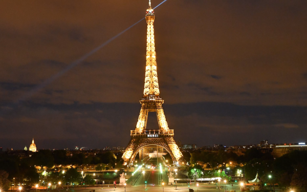 Eiffel, scump ca-n vise: O bucată din PARIS, vândută la preț astronomic