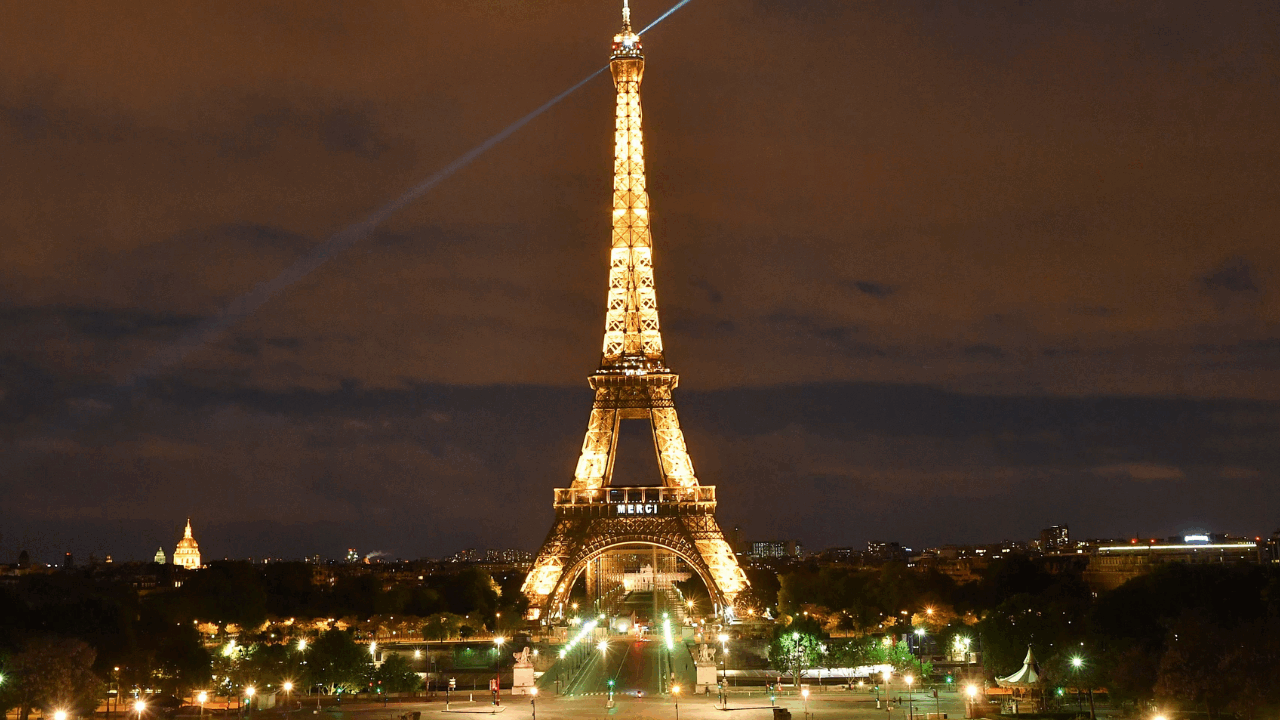 Eiffel, scump ca-n vise: O bucată din PARIS, vândută la preț astronomic