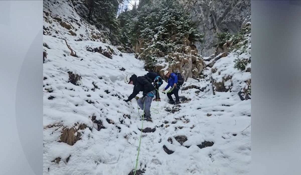 Turiști salvați din Piatra Craiului: S-au târât pe burtă din cauza gheții!