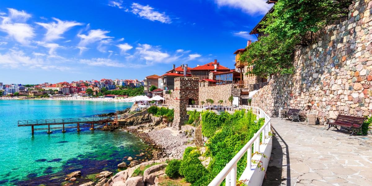 Orașul SECRET de la granița cu România: Amalfi la prețuri de POȘETĂ