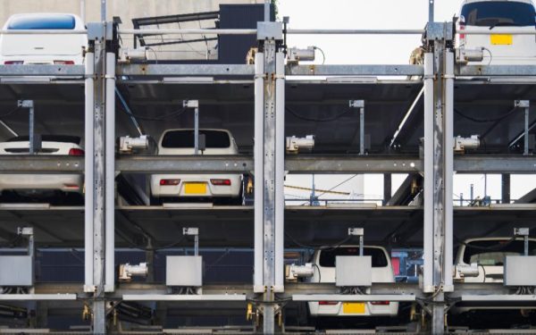 Japonez își lasă mașina 7 ani într-o parcare: Cât are de plătit?