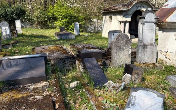 Monumente funerare vandalizate la cimitirul evreiesc din Reghin