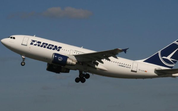 Cezar Osiceanu, copilot Tarom, suspendat după incident. Înscenare pentru pilot