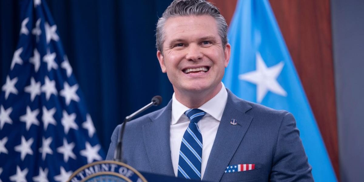 Hegseth, gafele religioase: Pulp Fiction în loc de Biblie la predică