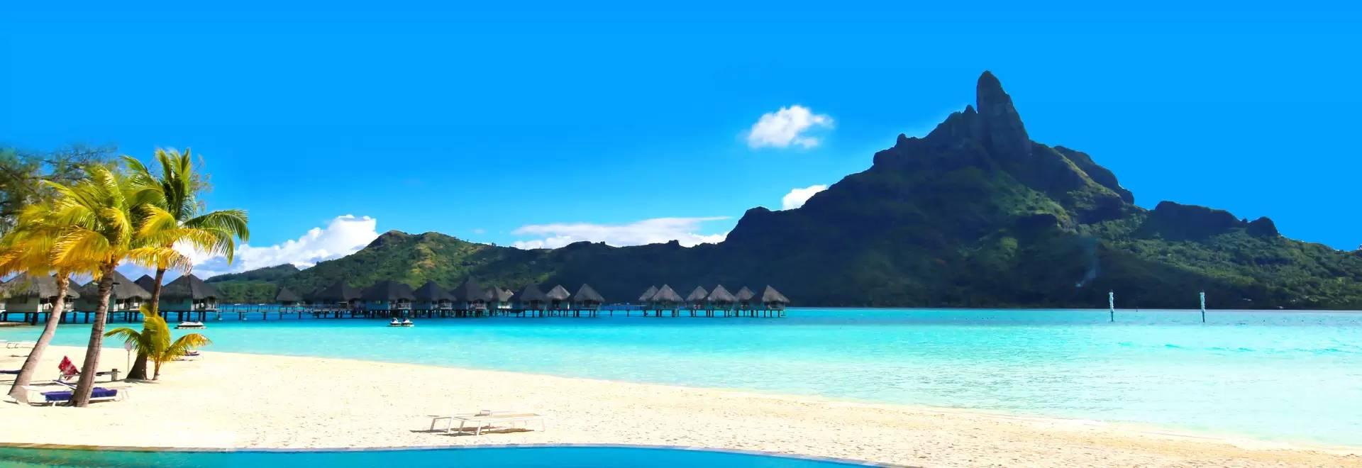 Scăderea prețului petrolului, cu efect direct în buzunarele românilor: vacanțele se vând ca pâinea caldă Scăderea abruptă a prețului petrolului, cea mai mare din ultimii șase ani, declanșează un interes crescut pentru vacanțe în rândul românilor