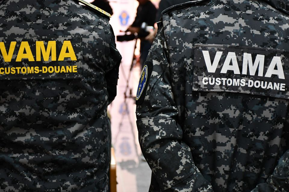 Echipele mobile ale vămilor din Timișoara au confiscat articole de îmbrăcăminte contrafăcute în valoare de peste 3,1 milioane de lei, în urma unui control vamal efectuat asupra unui automarfar care transporta mărfuri din Turcia către Olanda