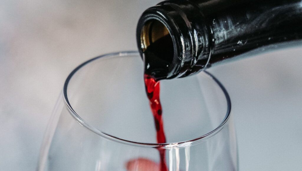 Ce se întâmplă dacă bei vin zilnic? Efecte reale pe termen lung