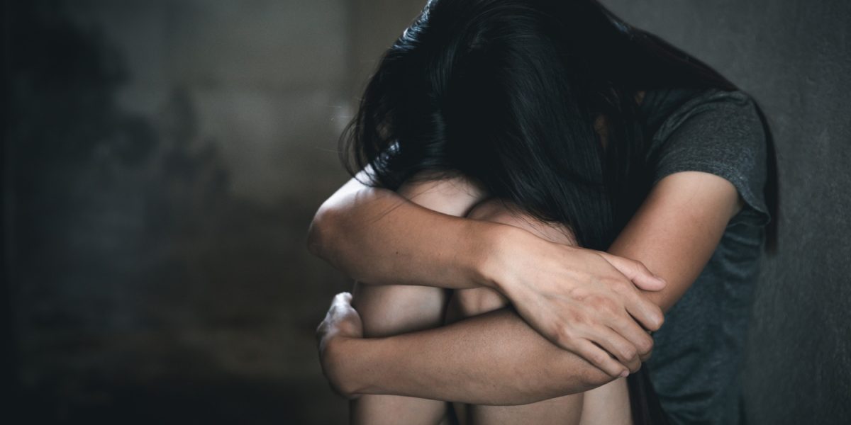Arad: Copilă de 7 ani, violată de concubinul mamei. Ambii, ARESTAȚI