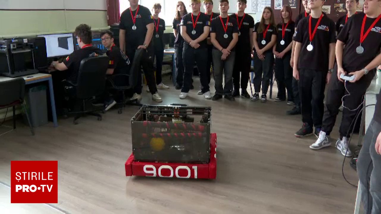 Echipa Delta Force de la Liceul Național de Informatică din Arad a atins un moment de referință în competițiile internaționale de robotică, devenind prima din țară care participă la o competiție dedicată roboților industriali de mari dimensiuni, alăturându-se celor mai performante echipe din lume