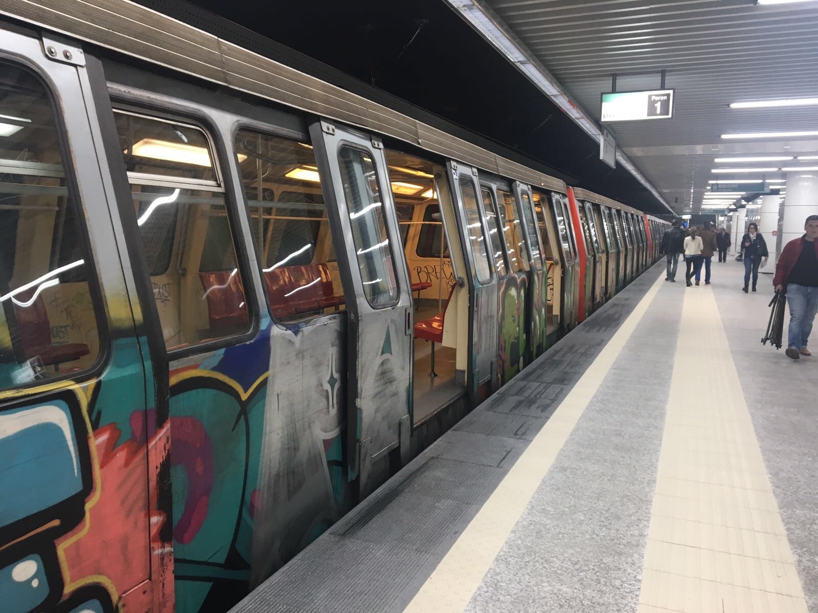 Consiliul de Administrație al Metrorex a propus o creștere a tarifelor la biletele de metrou, de la 5 la 7 lei, măsură care ar putea fi pusă în aplicare începând cu 1 mai