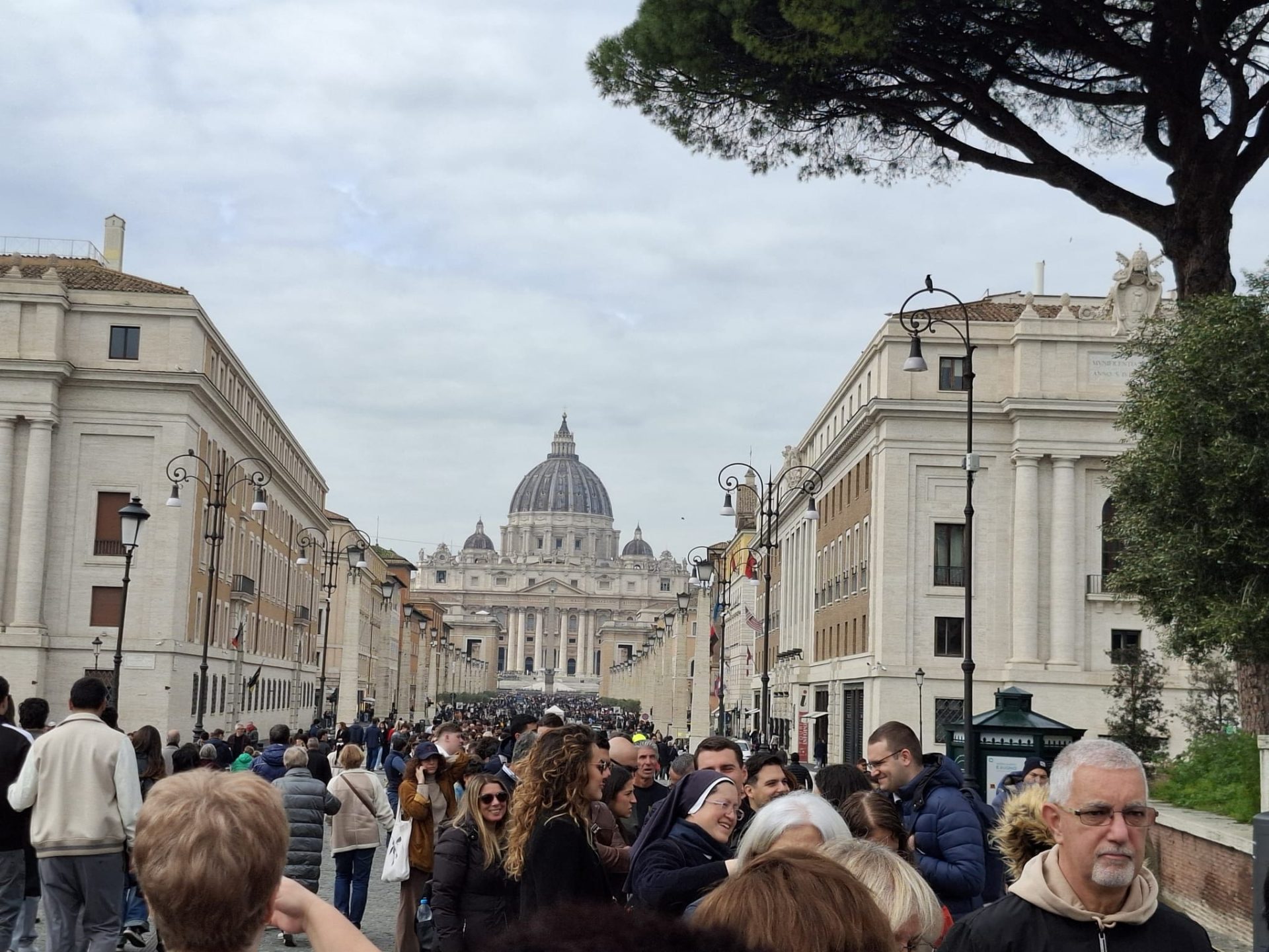 Papa LEON a prezidat sâmbătă, la ora 21.00, în bazilica Sfântul Petru, ceremonia solemna a Vigilii Pascale a Învierii Domnului, marcând începutul sărbătorii centrale a creștinismului