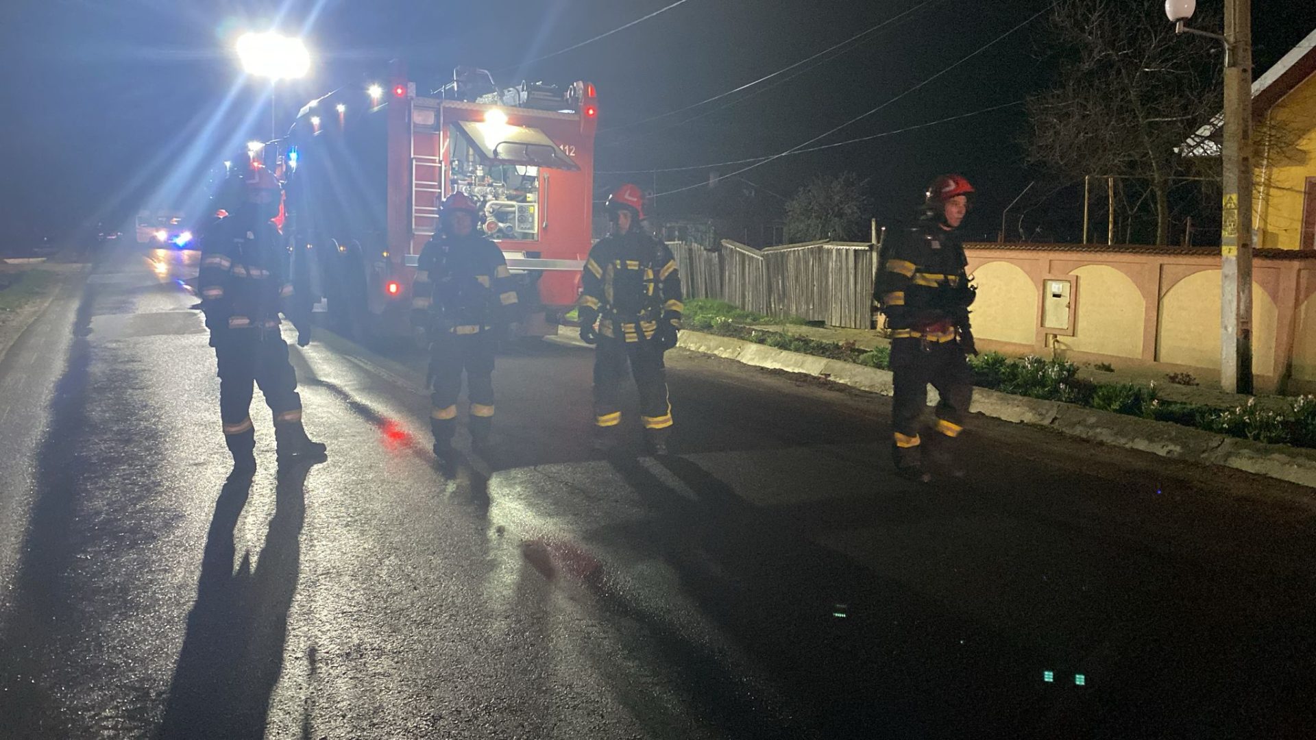 Un incendiu minor și evacuări preventive în Cioranii de Jos, Prahova, după ce o cisternă încărcată cu aproximativ 30.000 de litri de GPL s-a răsturnat pe DN1D, în urma unui accident rutier produs miercuri seara
