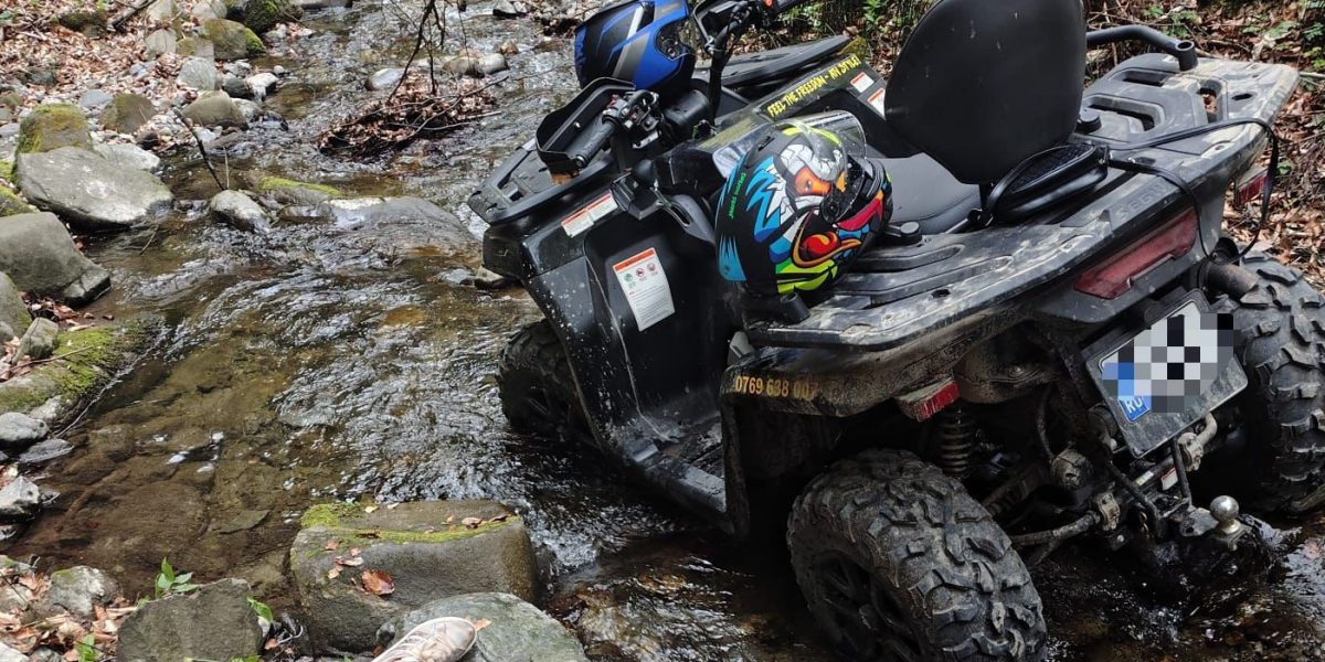 Tineri, RĂNIȚI GRAV după ce au căzut cu ATV-ul pe Valea Păușa: Intervenție rapidă a jandarmilor Călimănești