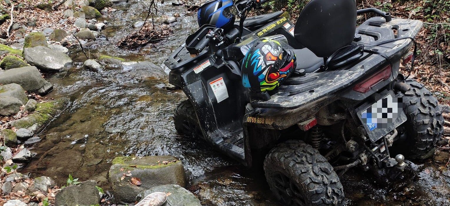 Tineri, RĂNIȚI GRAV după ce au căzut cu ATV-ul pe Valea Păușa: Intervenție rapidă a jandarmilor Călimănești