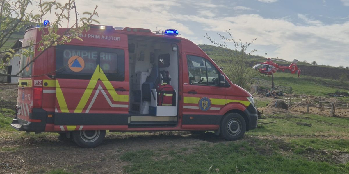 Cluj: Accident TERIBIL la fermă. Un bărbat, grav rănit de utilaj, transportat cu elicopterul