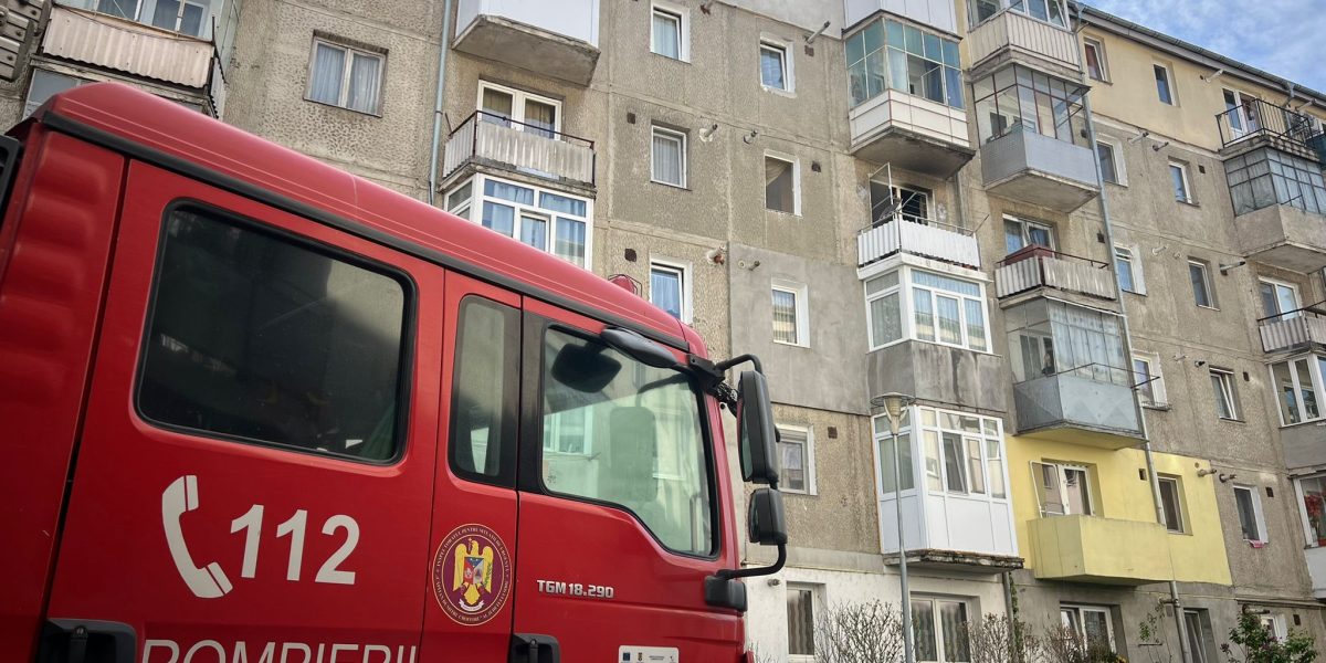Incendiu devastator în Sibiu: Un bărbat a murit, 21 de locuitori evacuați