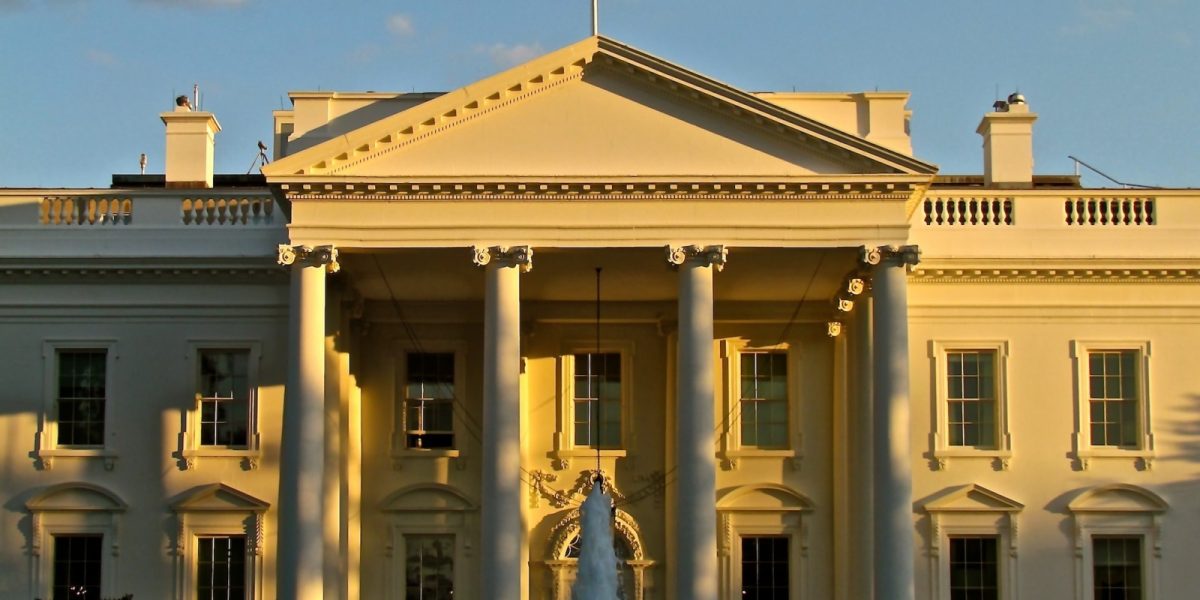 Personalul Casei Albe a fost avertizat să nu parieze online folosind informații confidențiale Angajații Casei Albe au primit o atenționare oficială luna trecută, prin e-mail, cu privire la utilizarea informațiilor guvernamentale nepublice pentru pariuri pe platforme de predicții online