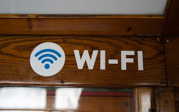 Noua generație Wi-Fi, o FĂCĂTURĂ? De ce viteza promisă nu-i reală