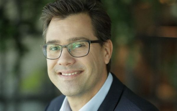 eToro readuce AI-ul în investiții: Asistentul Tori, relansat pe platformă