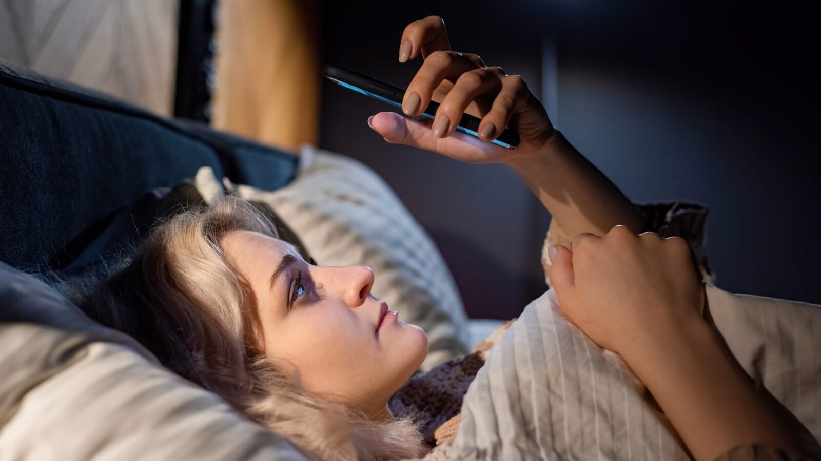 Oamenii petrec ore bune pe zi cu ochii în telefoane, iar cercetătorii au vrut să vadă ce se întâmplă când această rutină este întreruptă