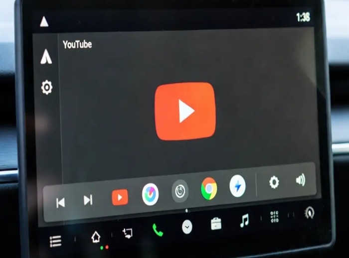 Google a început să lanseze o actualizare pentru YouTube în cadrul platformei Android Auto, însă funcționalitatea oferită este în continuare limitată la controale audio, fără posibilitatea de a viziona clipuri video pe ecranul mașinii