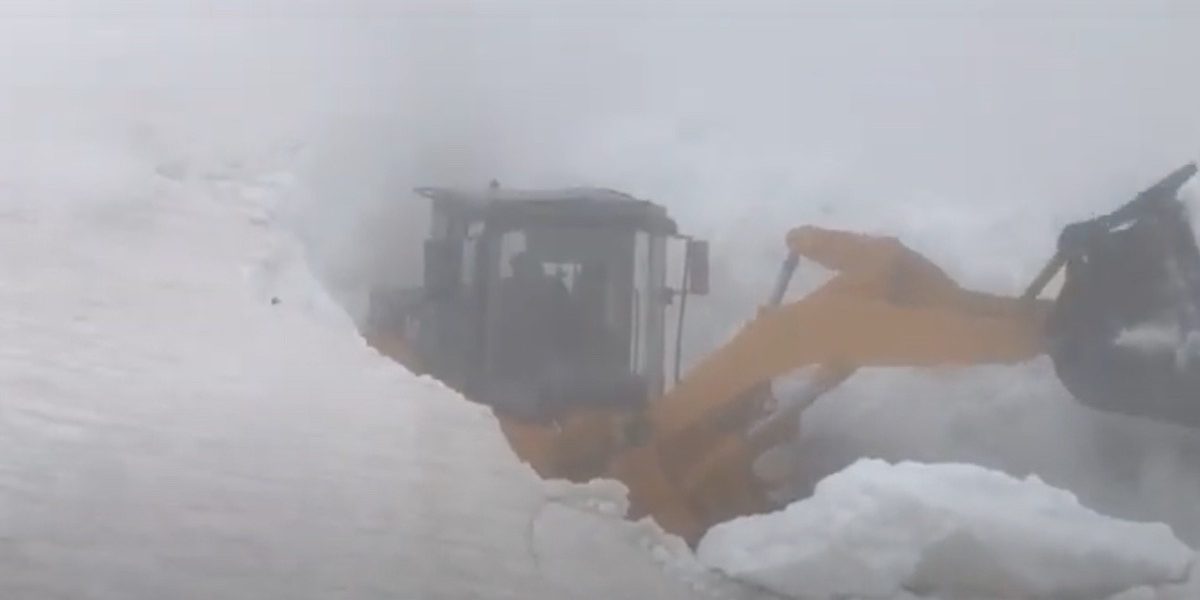 Deszăpezirea pe Transalpina, a început. Șoferi, atenție: drumul rămâne închis!