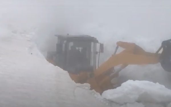 Deszăpezirea pe Transalpina, a început. Șoferi, atenție: drumul rămâne închis!
