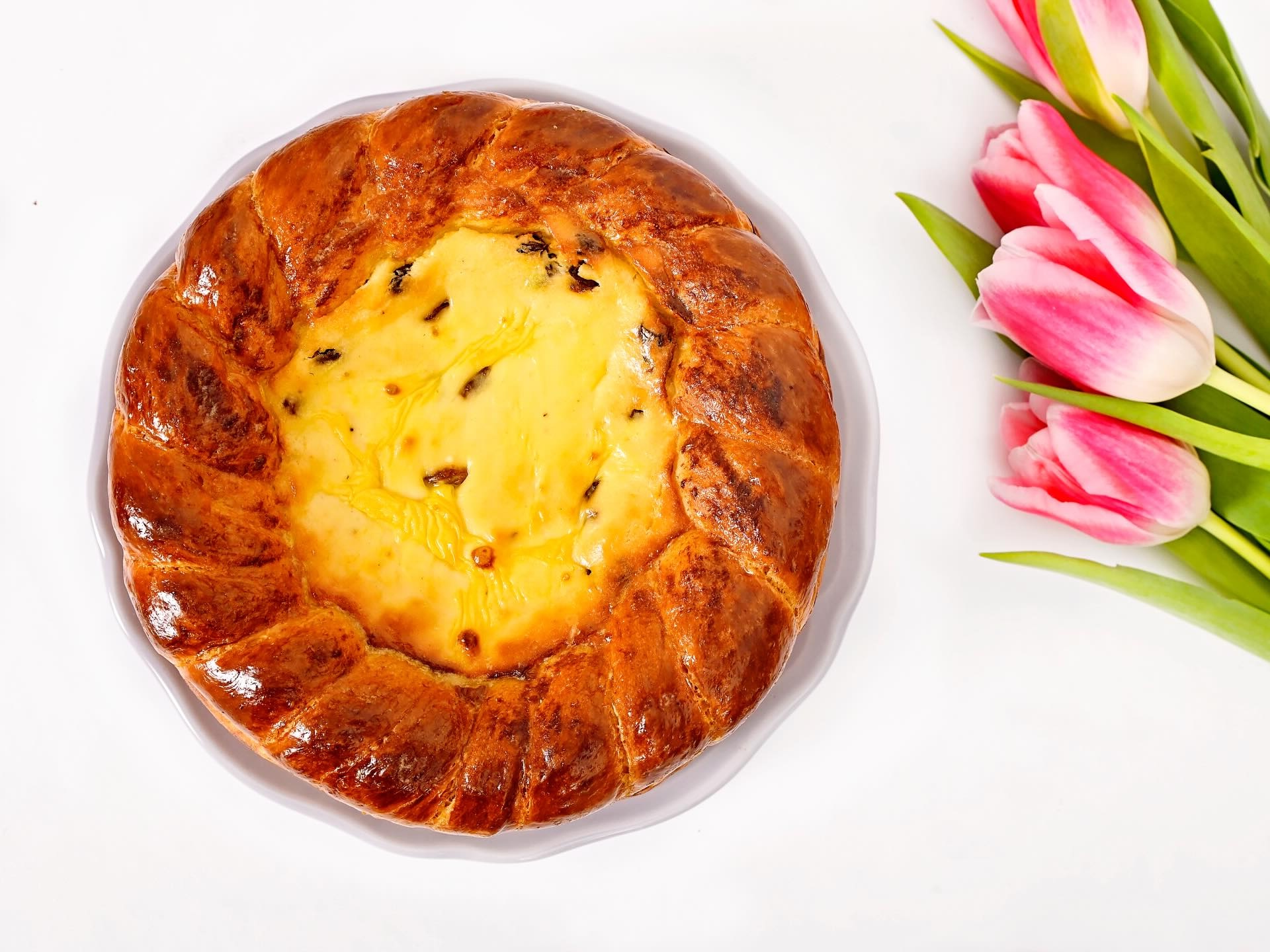 De sărbătoarea Învierii, bucătăriile din întreaga țară renaște tradiția pascăi, un prăjit cu istorie și simbolism profund, care transcende simpla rețetă