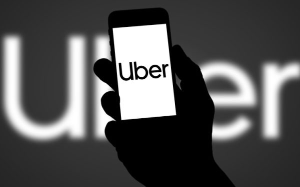 Uber vrea Glovo: O nouă super-aplicație de livrări și creștere în România