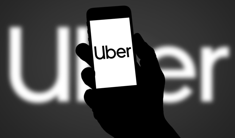 Uber vrea Glovo: O nouă super-aplicație de livrări și creștere în România