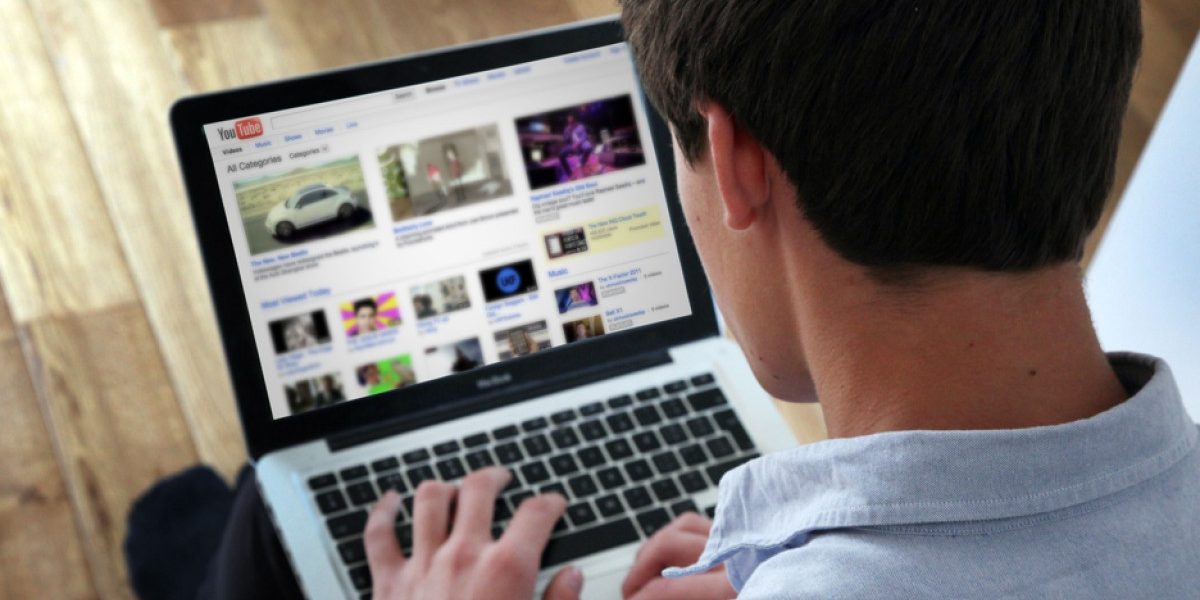 YouTube: AI detectează conținutul fals. Ce măsuri ia platforma