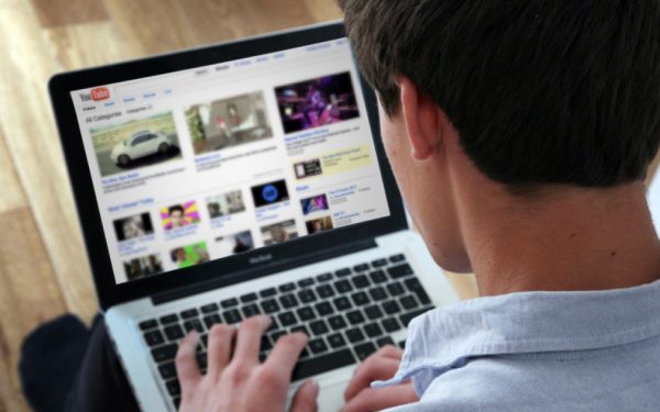 YouTube: AI detectează conținutul fals. Ce măsuri ia platforma