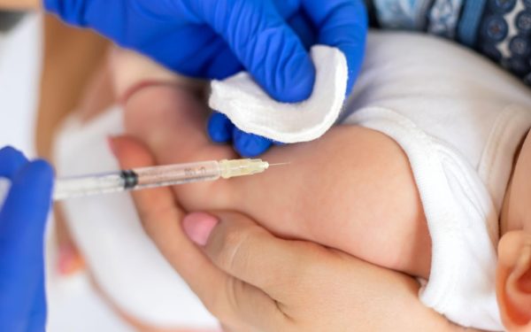 Peste 19.000 de copii din România, nevaccinați rujeolă-oreion-rubeolă