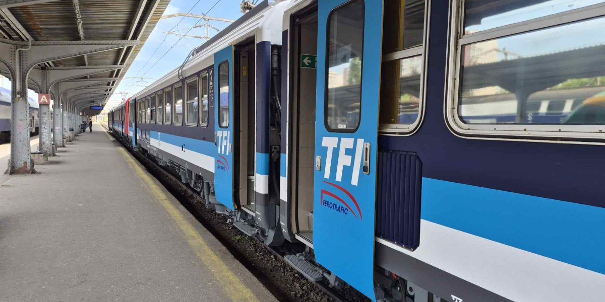 Primul tren Intercity privat din România a pornit pe ruta București-Suceava