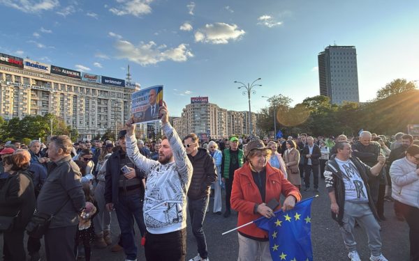 Mitinguri PRO-BOLOJAN înainte de moțiune: Ce urmăresc PSD și AUR? Sociologul trage semnalul de alarmă