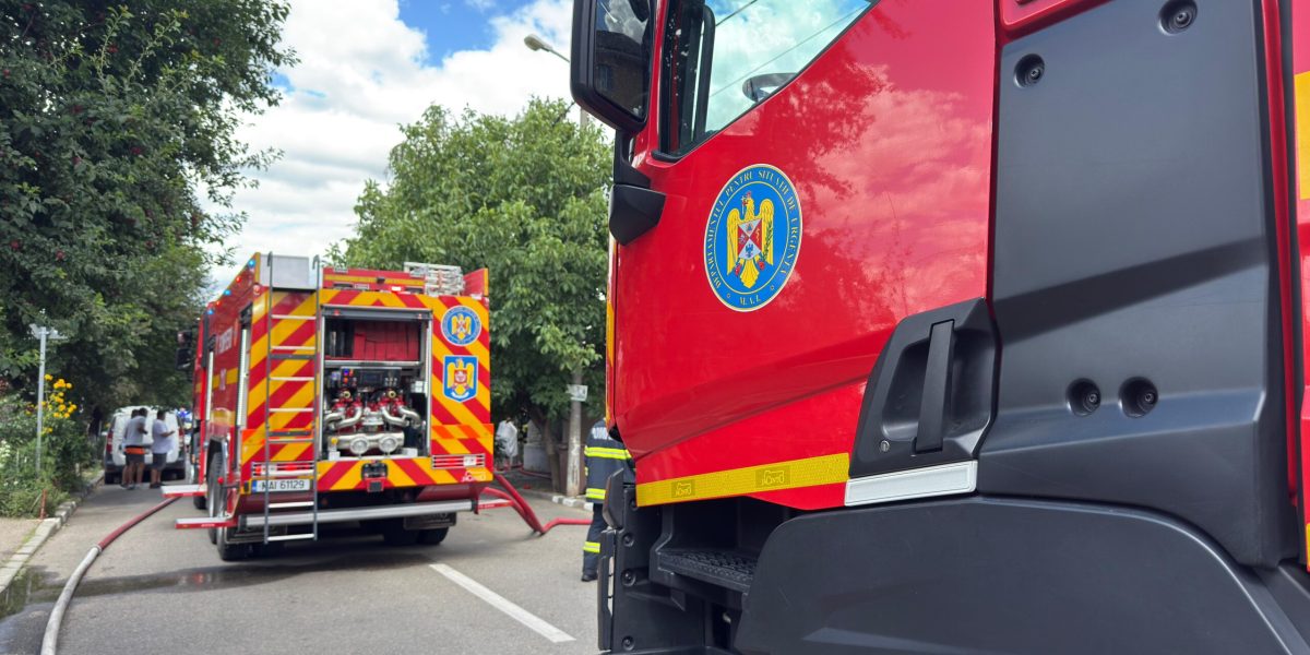 Incendiu puternic în București: Zeci de persoane evacuate de urgență