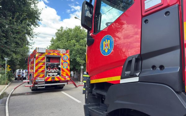 Incendiu puternic în București: Zeci de persoane evacuate de urgență