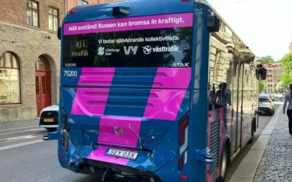 Autobuzul Autonom Suedez, Unică Călătorie: Apoi, Rastăv șocant cu Tramvaiul