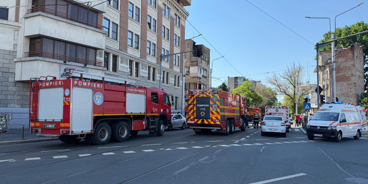 Incendiu în București: O persoană, cu arsuri, și alte trei, asistate medical