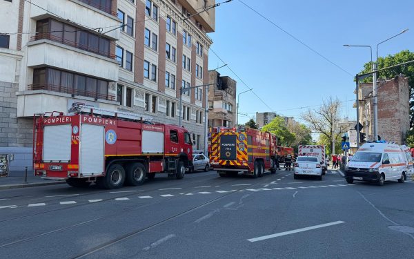 Incendiu în București: O persoană, cu arsuri, și alte trei, asistate medical