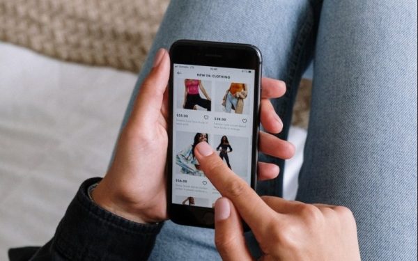 China și luxul: Consumatorii mai calculați mută afacerile în online
