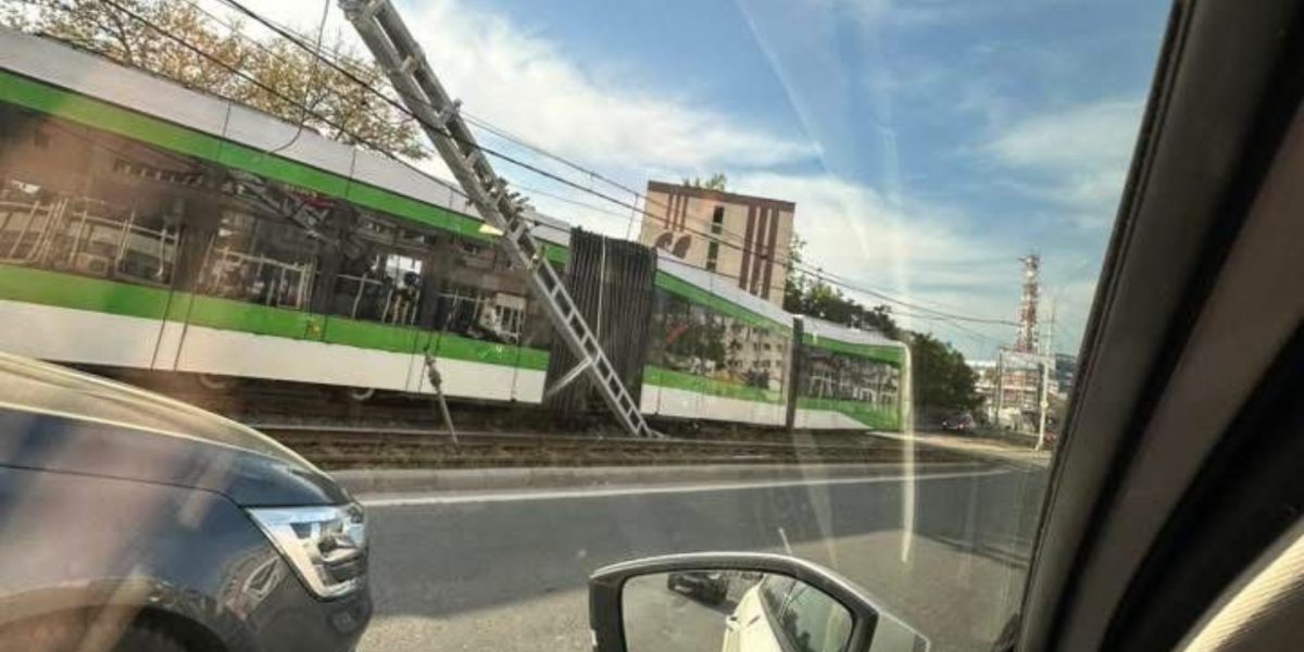 Șase răniți, după ce un tramvai a deraiat în București: Un vagon, zdrobit de stâlp