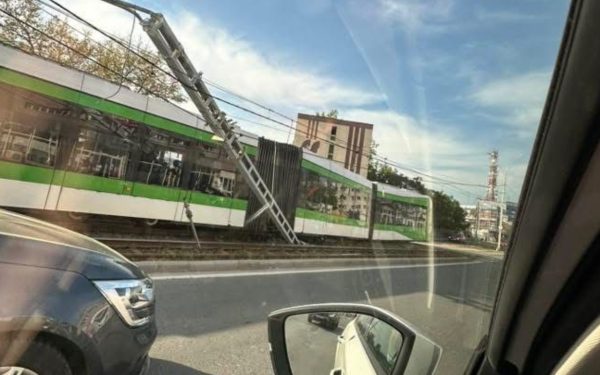 Șase răniți, după ce un tramvai a deraiat în București: Un vagon, zdrobit de stâlp