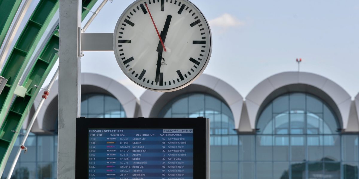 Capitala sub furtună: Trafic aerian blocat, avion deviat la Sibiu