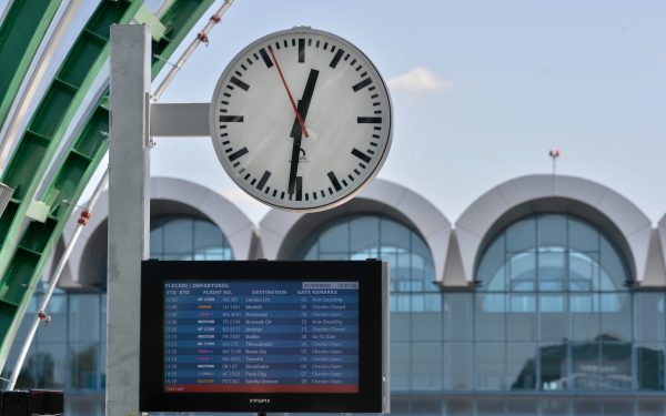 Capitala sub furtună: Trafic aerian blocat, avion deviat la Sibiu