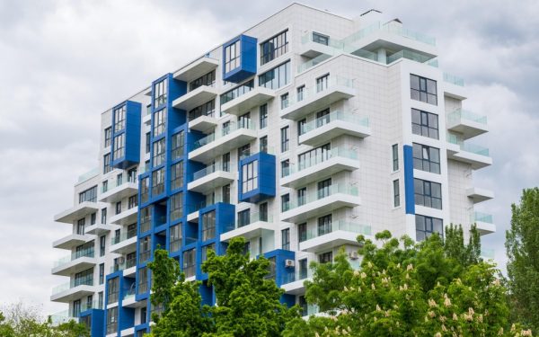 Cadavru aflat în stare avansată de descompunere, găsit într-un apartament, după ce vecinii au sesizat mirosul