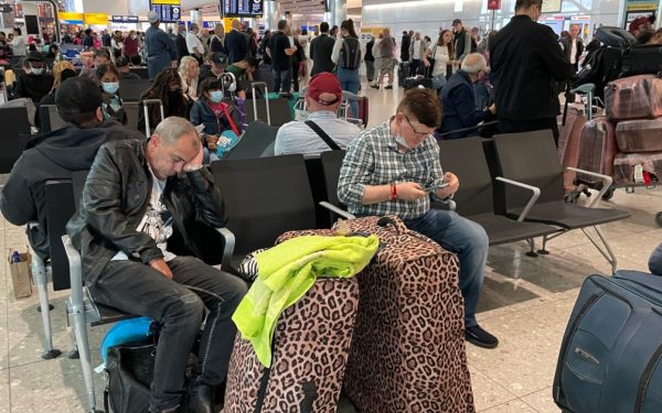 Furtunile au dat peste cap traficul aerian din Londra. Întârzieri de până la 11 ore pe aeroporturile Heathrow și Gatwick