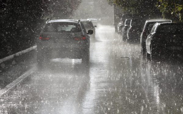 Cod portocaliu! Ploi torențiale la București, lovite și de grindină